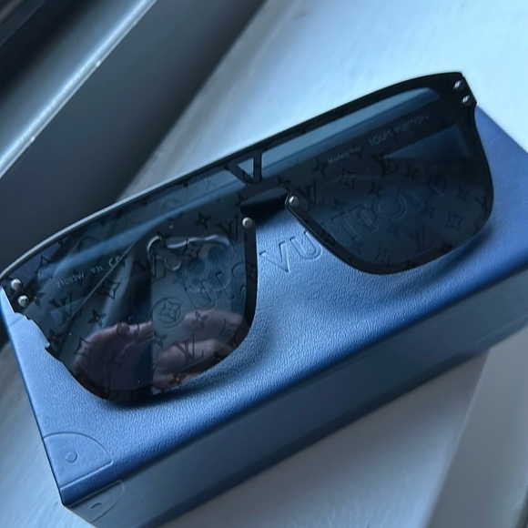 Louis Vuitton logo sunglasses - Picture 1 of 5